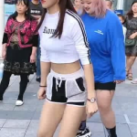 小姐姐踩光脚面包,小姐姐演绎另类美食体验